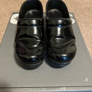 Black patent leather Dansko clogs